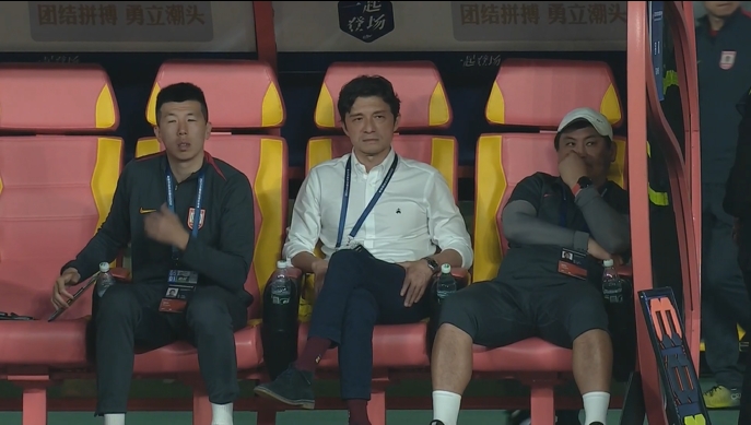 作何感想亚泰近4轮仅拿1分仍陷降级区,谢晖赛后呆坐教练席