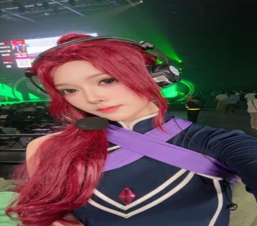 DOTA2解说蛋糕晒照:久违的线下赛中途还切了个皮肤嘻嘻