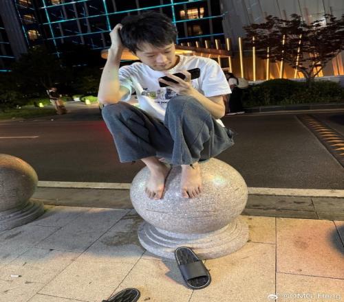 Heng抓拍Shanks光脚蹲坐在街边石墩上:抓乞丐!