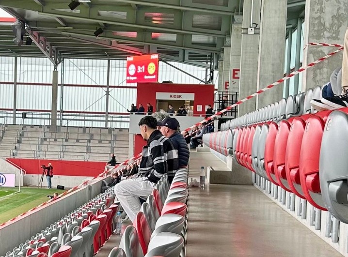帕夫洛维奇现场观战拜仁U19vs多特U19,两队高层也出现在现场