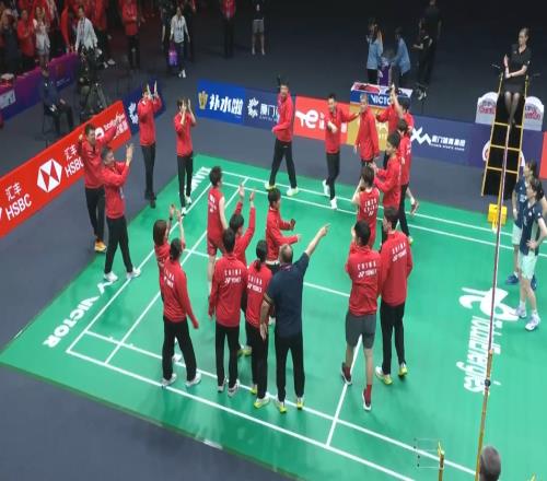 羡慕国羽夺冠后全队围成一圈庆祝,韩国女双选手一旁等待握手