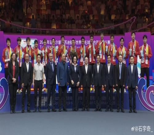 石宇奇社媒晒国羽领奖照:恭喜中国队四连冠,继续努力,加油!