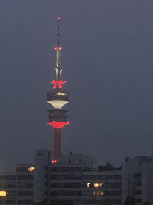 庆祝拜仁联赛夺冠,慕尼黑奥林匹克塔亮起红白灯光