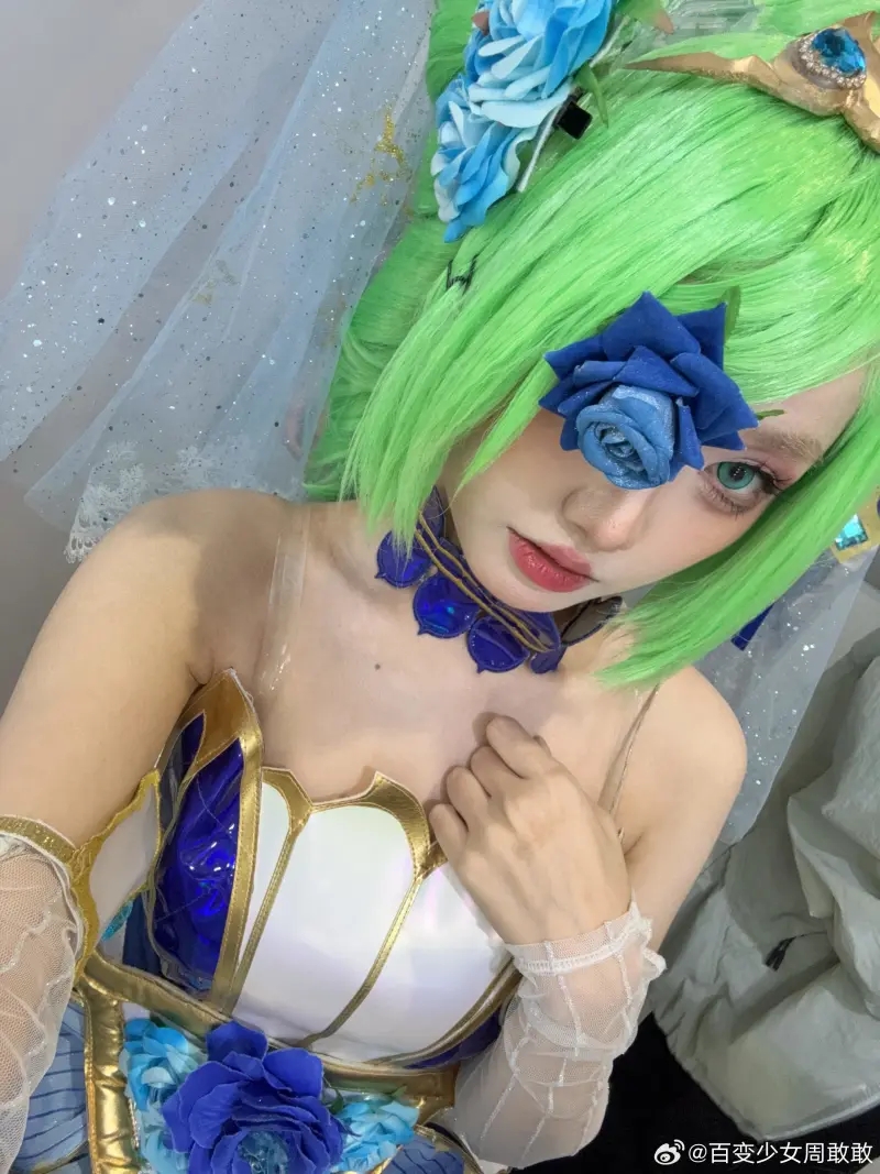 主持周敢敢晒照:搞了三个小时的妆造,泪目了