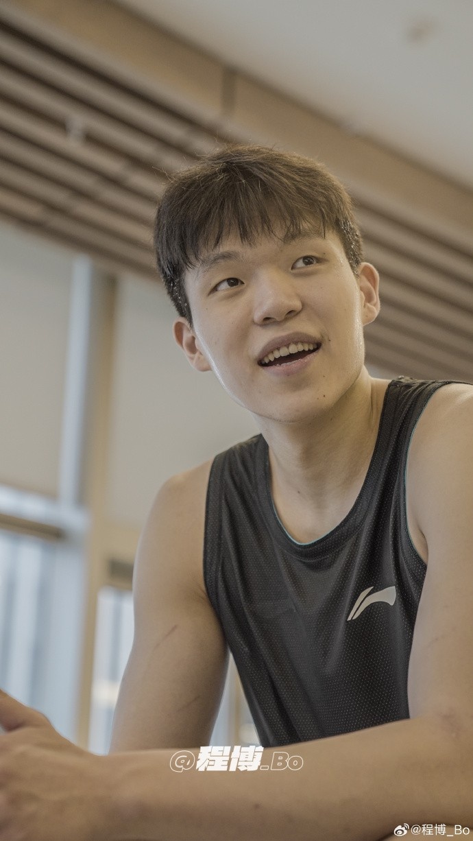 媒体人:休息日瀚森自己在公寓体能房保持状态明早正式开启集训