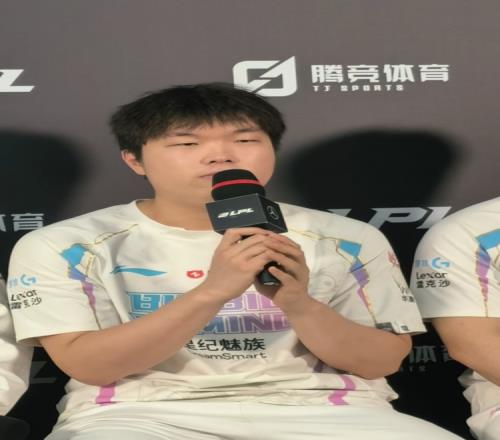 很有气势!Bin:有信心保持连胜即使我对线很强也要警惕换线