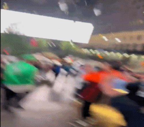 孤军奋战绿军球迷落单遭包围嘲讽警察保护离场时摔下楼梯