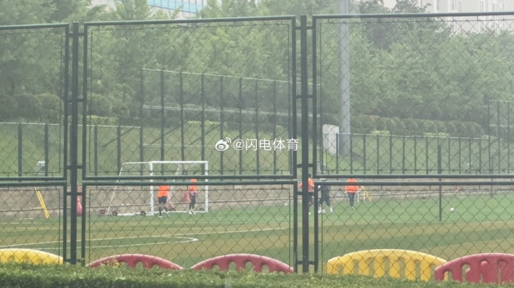 鲁媒:泰山四位门将王大雷、于金永、刘世博、孙启航选择冒雨训练