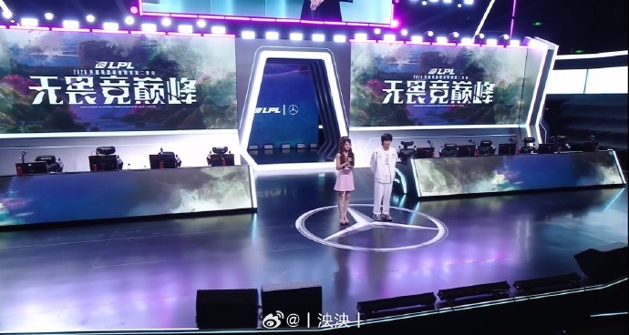 LPL女主持泱泱晒照:休息一天我先逛为敬明天是ALvsNIP!