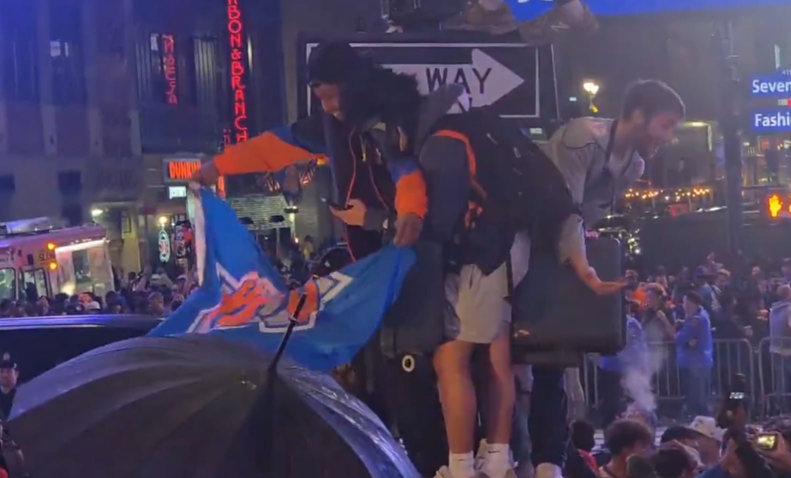极致狂欢夜！曼哈顿启动四级响应警局请求增派人手