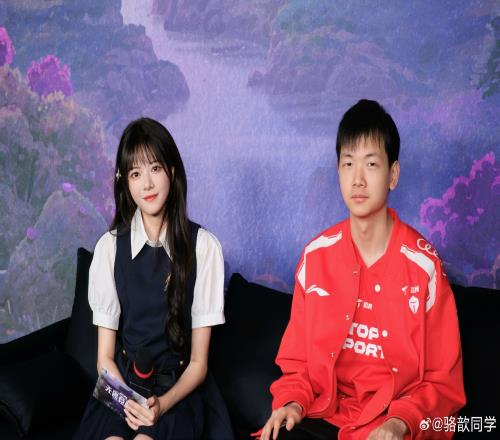 女主持人骆歆分享今日LPL赛前采访工作照:"待会儿见咯"