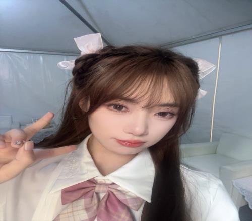 小钰晒照：今天在重庆大学旁边主持高校联赛那就冒充一波女大