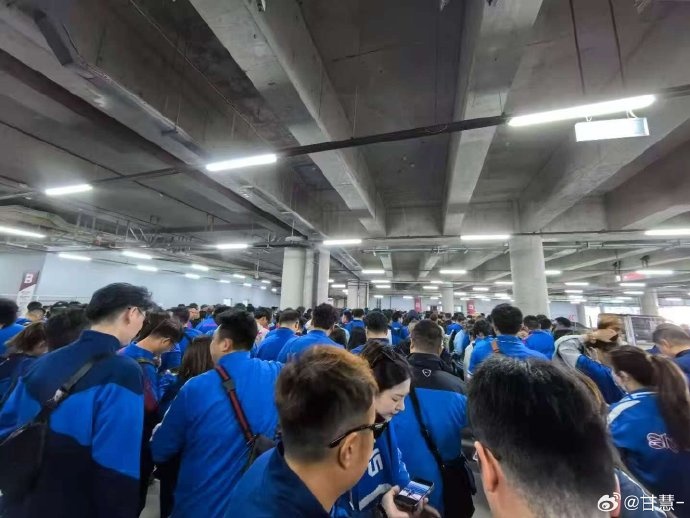 记者:大连方面派出30辆公交车,为申花球迷提供往返球场接驳服务