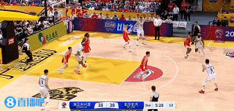 从容自信!方硕连续长两分命中还妙传助攻所罗门暴扣