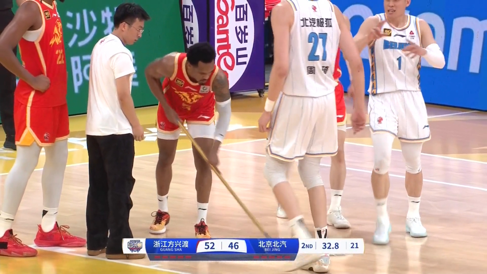 球童一脸懵什么都能干啊!广厦小外布朗能攻能防还能拖地