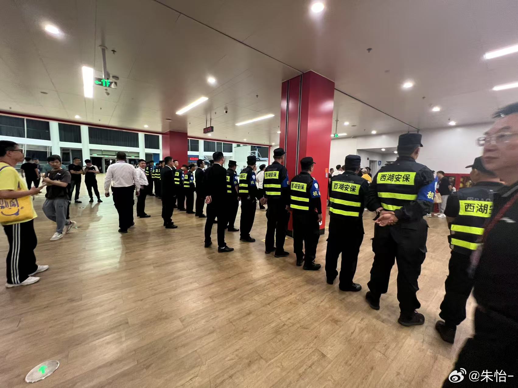 冷静!广厦球迷堵门北京更衣室怒骂CNM并发生肢体冲突!