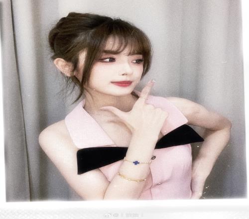互动女主持人泱泱晒出自拍:0成本撕拉片昨天上班造型还不戳嗷