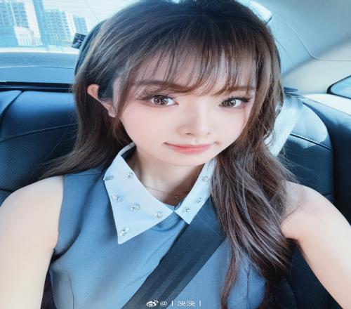 LPL女主持人泱泱分享自拍：“即将抵挡战场”