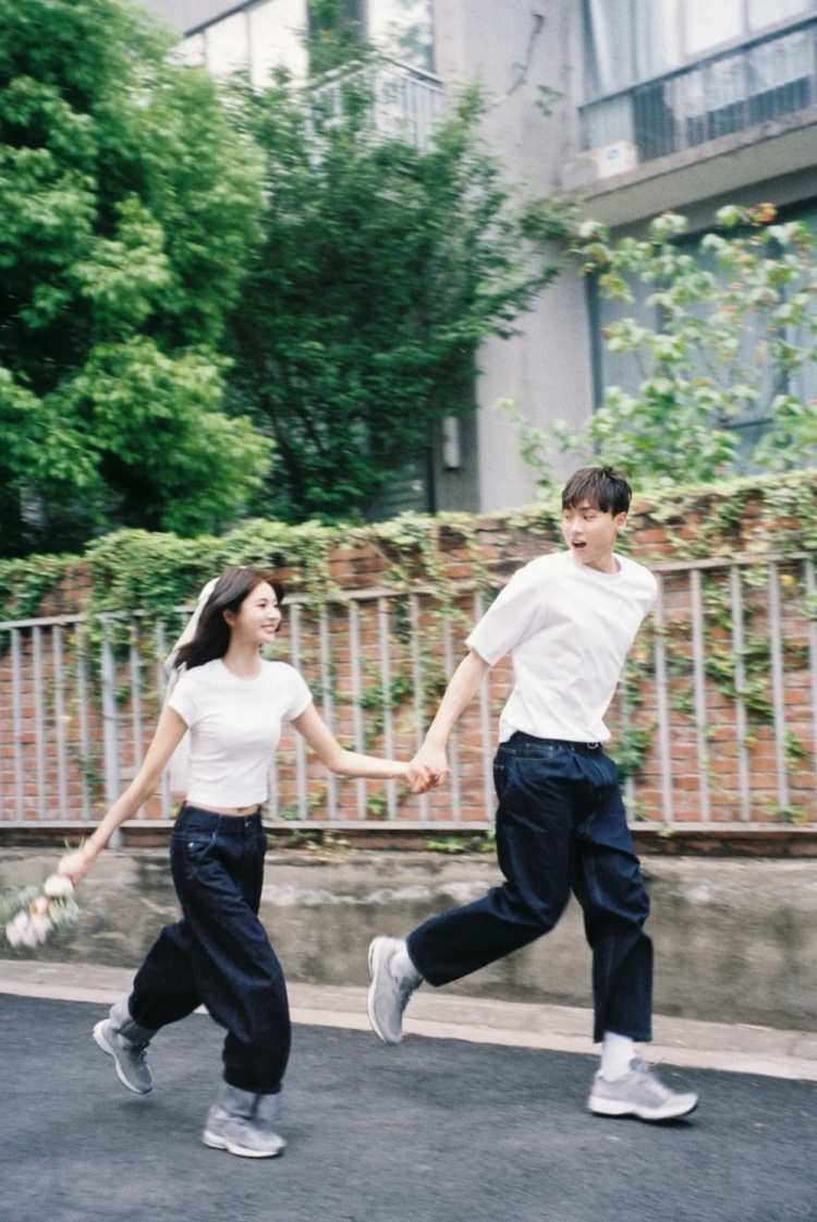 祝福!齐麟社媒晒结婚证:合作愉快合情合理合法和你