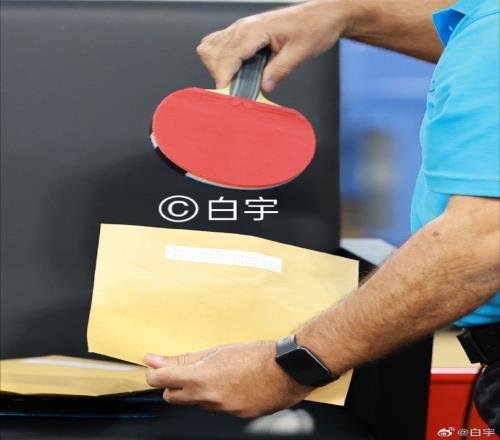 白宇:在王楚钦球拍受损事件后,世乒赛球拍封装袋改为超软纸袋