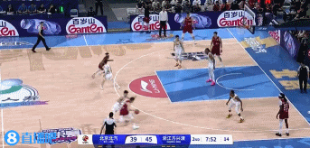 杀伤力!周琦内线接球腾空欲扣造成卡尔顿违体犯规