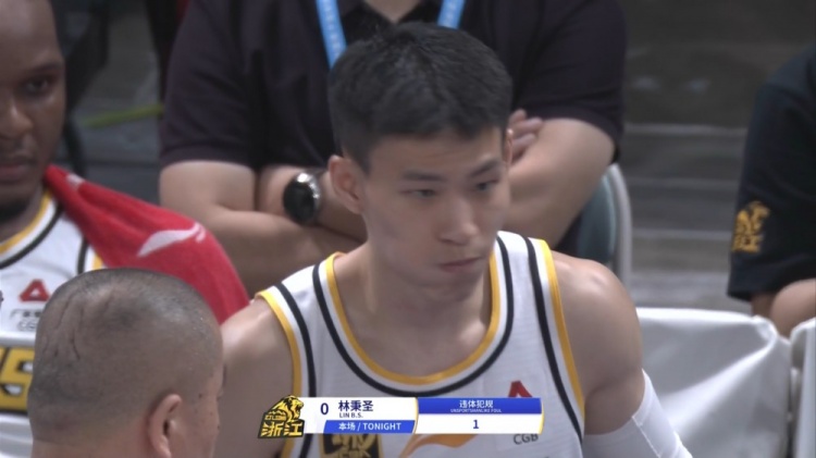 血亏!林秉圣破坏北京快攻被吹违体犯规送对手两罚一掷