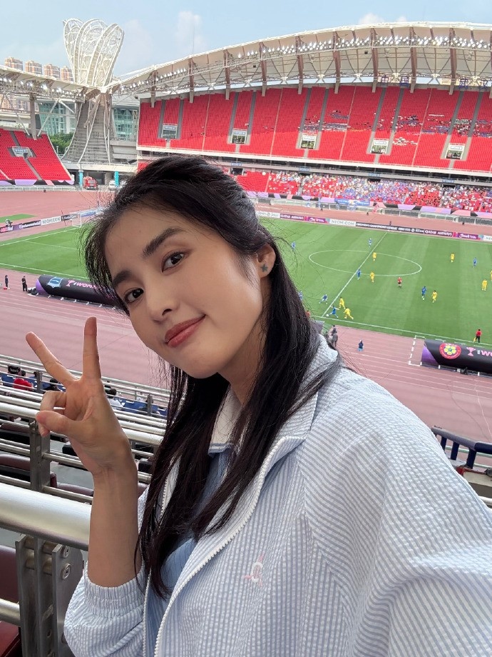 赵丽娜现身女足亚冠半决赛现场:女足首届亚冠!武汉加油