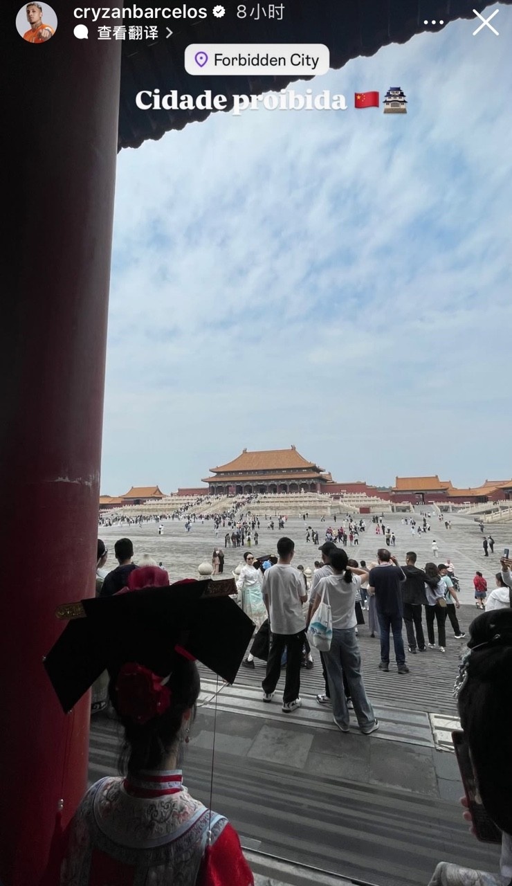 游遍中国大好河山,泰山外援克雷桑携女友打卡故宫