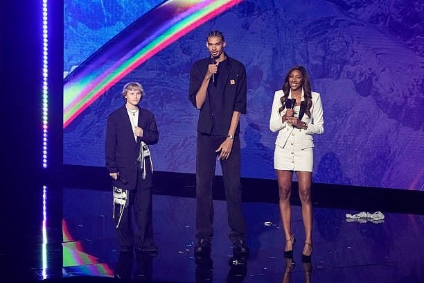 新宠!NBA新转播商NBC将为文班拍纪录片目标将其塑造为文化偶像