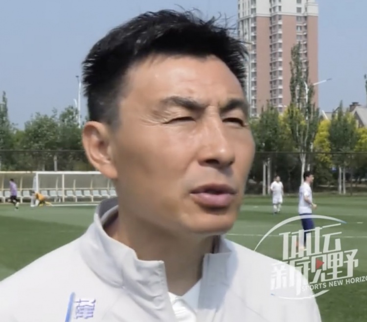 李玮锋寄语年轻国脚:少看新闻报道,静下心踢球,多向前辈学习