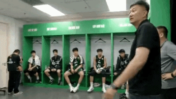 广东实验半场4131领先清华附中!杜锋前往更衣室鼓励球员!