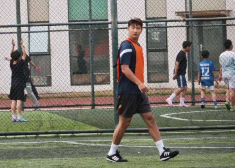 记者:郭田雨现身青岛野球场保持状态与清莱联合同6月底到期