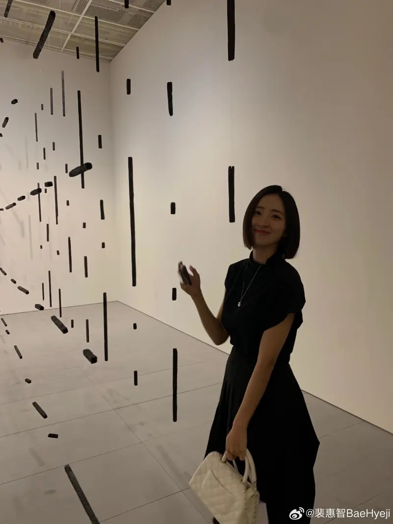 LCK主持裴惠智晒照:去看了展览,享受了一下文化生活