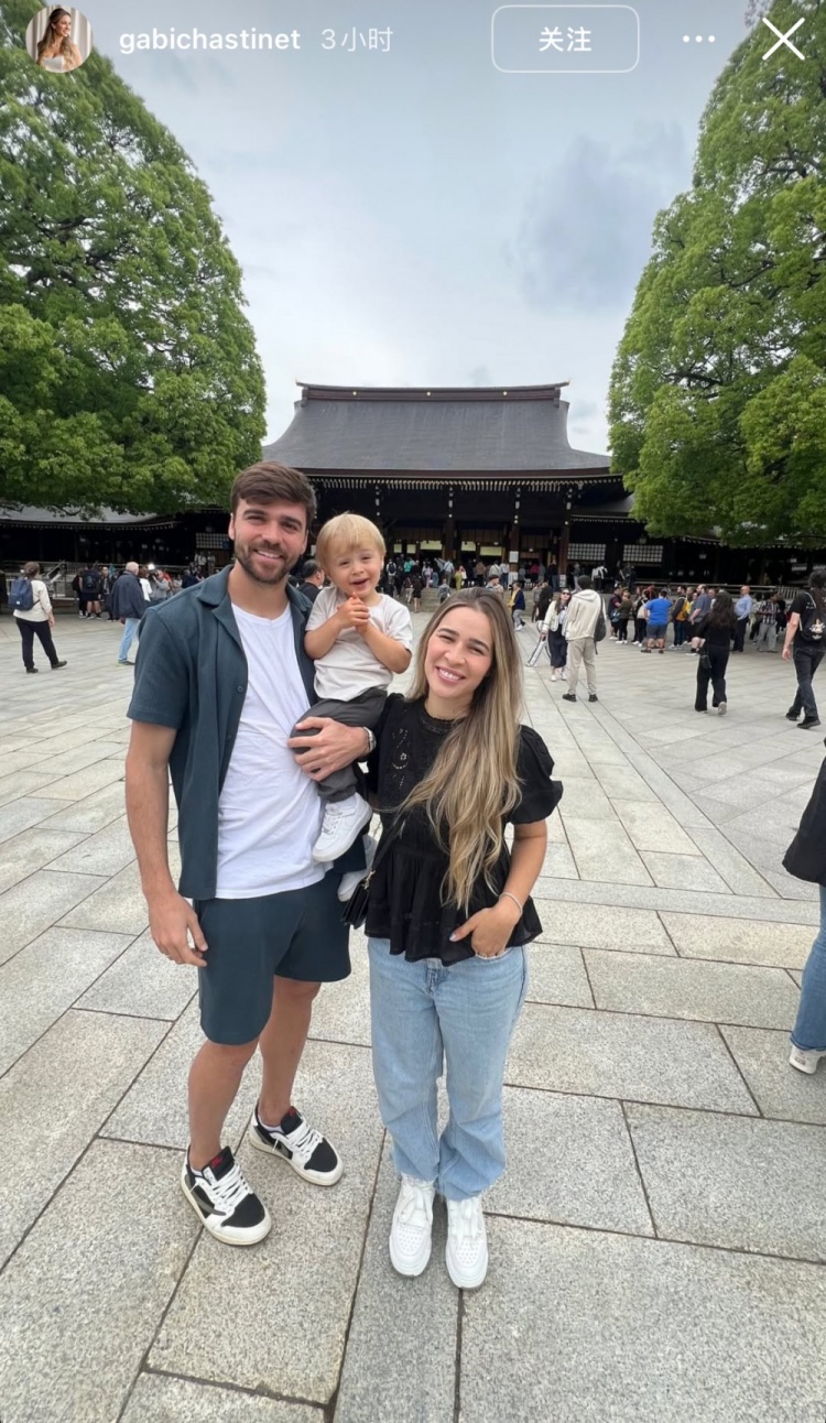 泽卡妻子更新社媒,晒出休赛期一家人在日本明治神宫游览照