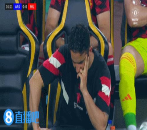 无奈、苦恼！曼联不敌东盟全明星，阿莫林赛中频频沉思+摇头