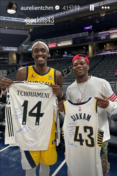 观看NBA东决!琼阿梅尼与步行者球星西亚卡姆互换球衣