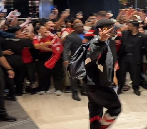 阿玛德回应竖中指:有人侮辱了我妈妈,我不会尊重那样的人