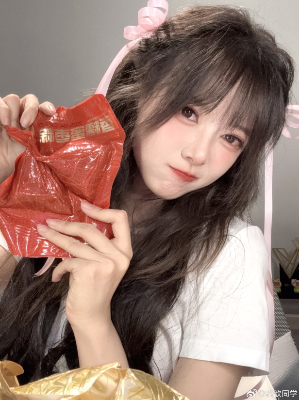 主持骆歆晒照：幸福二选一！是猪肉粽还是蜜枣粽