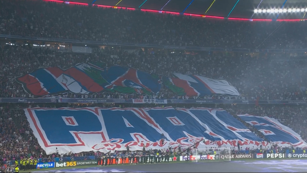 大战揭幕!现场巴黎球迷打出巨型TIFO:团结一致,所向披靡