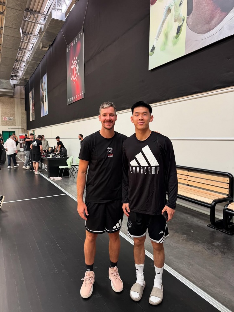 继续征程林葳晒出自己与前NBA球星德拉季奇合照：好玩