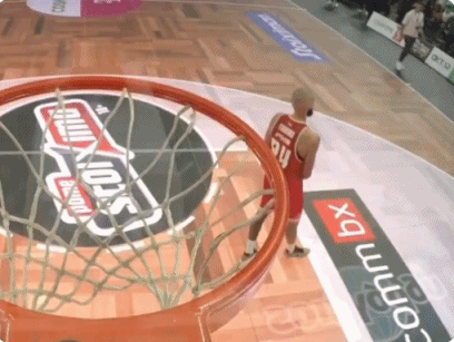 猥琐动作!富尼耶对球迷撸迪克被驱逐球迷愤怒踢飞广告牌