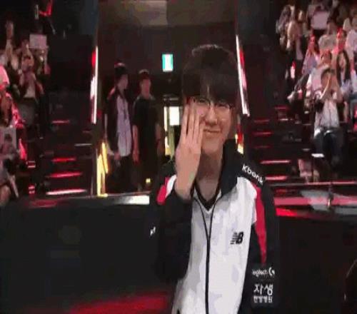 轮到你了T1!KT上单PerfecT赛后掰2根手指,要掰第3根