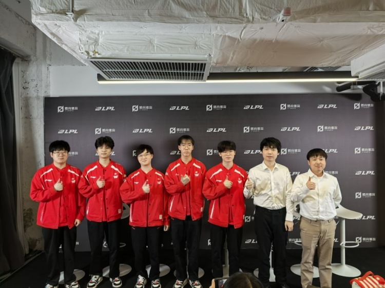 WE赛后群访教练：决胜局很爽的心情做BP当选手时还没打过BO5