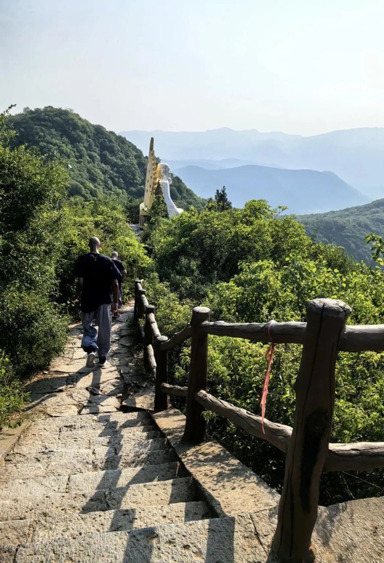 刺迷千千万文班修行照是一位马刺球迷的僧人所拍摄