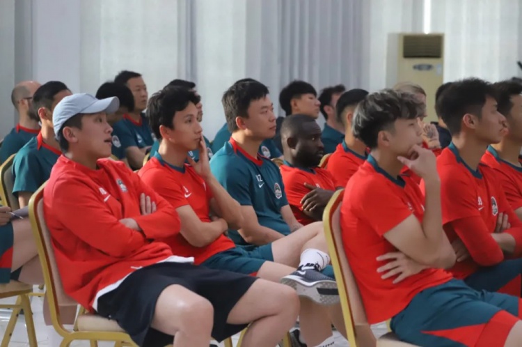 河南俱乐部一线队召开内部会议,加强制度管理与心理建设