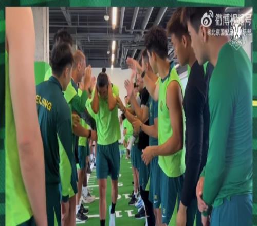 全队用“特殊方式”欢迎他的回归