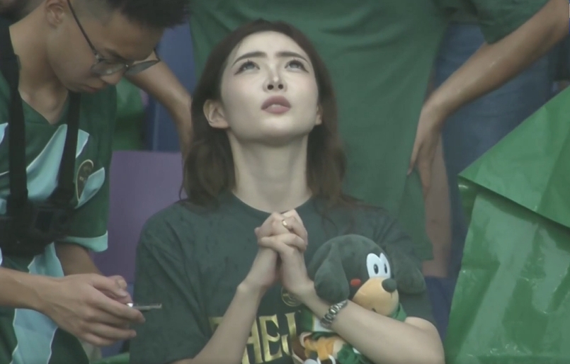 看台上祈祷的幸运女神!当过空姐,从小是浙江球迷去年主场全勤