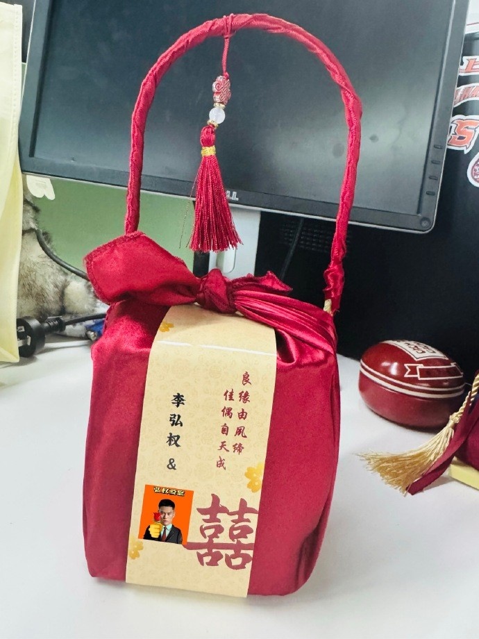 百年好合!李弘权已举办婚礼队记社媒晒出喜糖