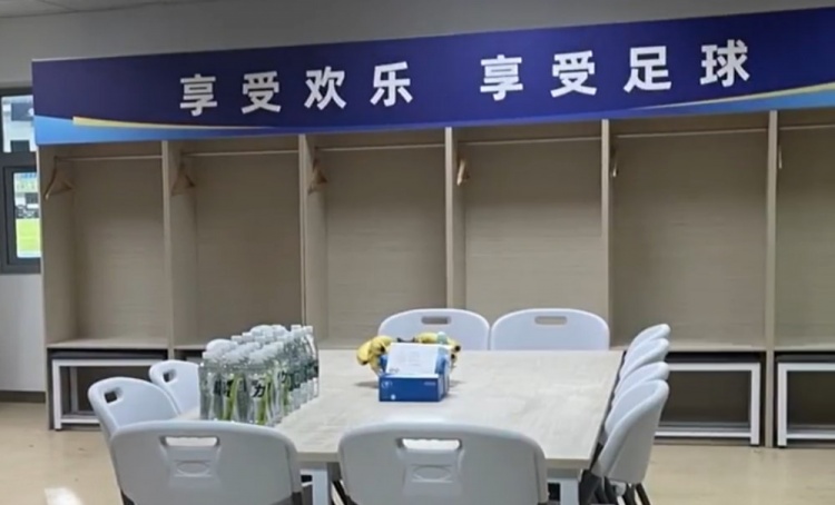 苏州队赛后收拾更衣室,并留言:感谢有你,共铸苏超未来!