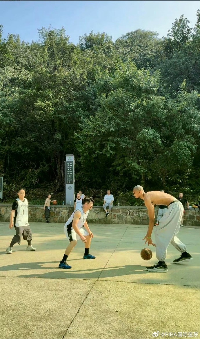 少林篮球!FIBA官博晒文班打野球图片:这里的拜佛很纯粹